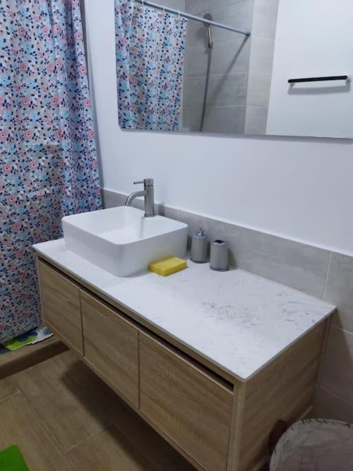 Superbe Appartement Avec Parking Gratuit Et Garde داكاغْ المظهر الخارجي الصورة